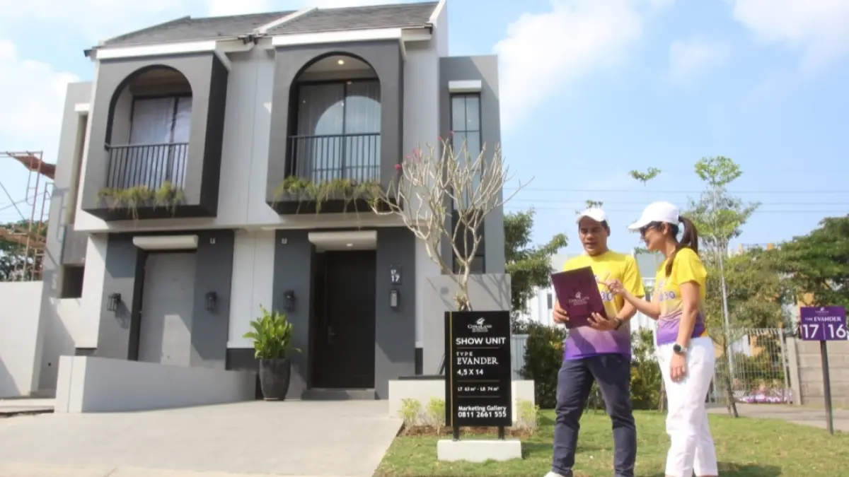Rumah Usaha: Florentia Tisila dan M. Arif meninjau rumah contoh tipe Evander di Citraland Driyorejo CBD. Tipe Evander dikonsep sebagai rumah dan tempat usaha yang membidik segmen anak-anak muda yang sekarang semakin berkembang. (Abdullah Munir/Radar Surabaya) 