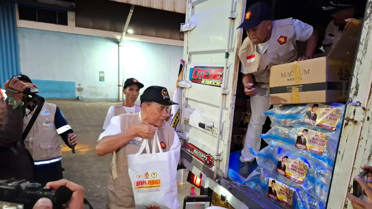 PEDULI: Anggota DPR RI Bambang Haryo Soekartono (BHS) melepas 12 truk bantuan kemanusiaan untuk korban gempa bumi di Nusa Tenggara Timur (NTT).