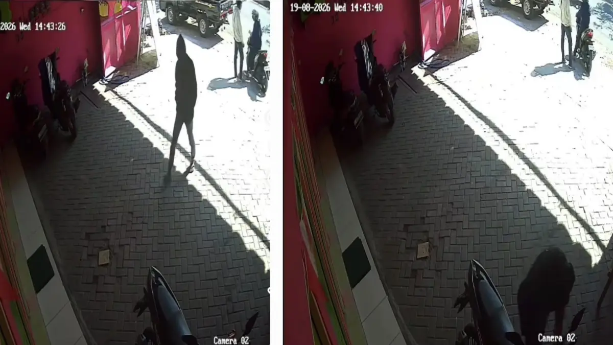 KOMPLOTAN: Tiga pelaku terekam saat mencuri motor di toko Jalan Dukuh Kupang, Surabaya.(IST/RADAR SURABAYA)