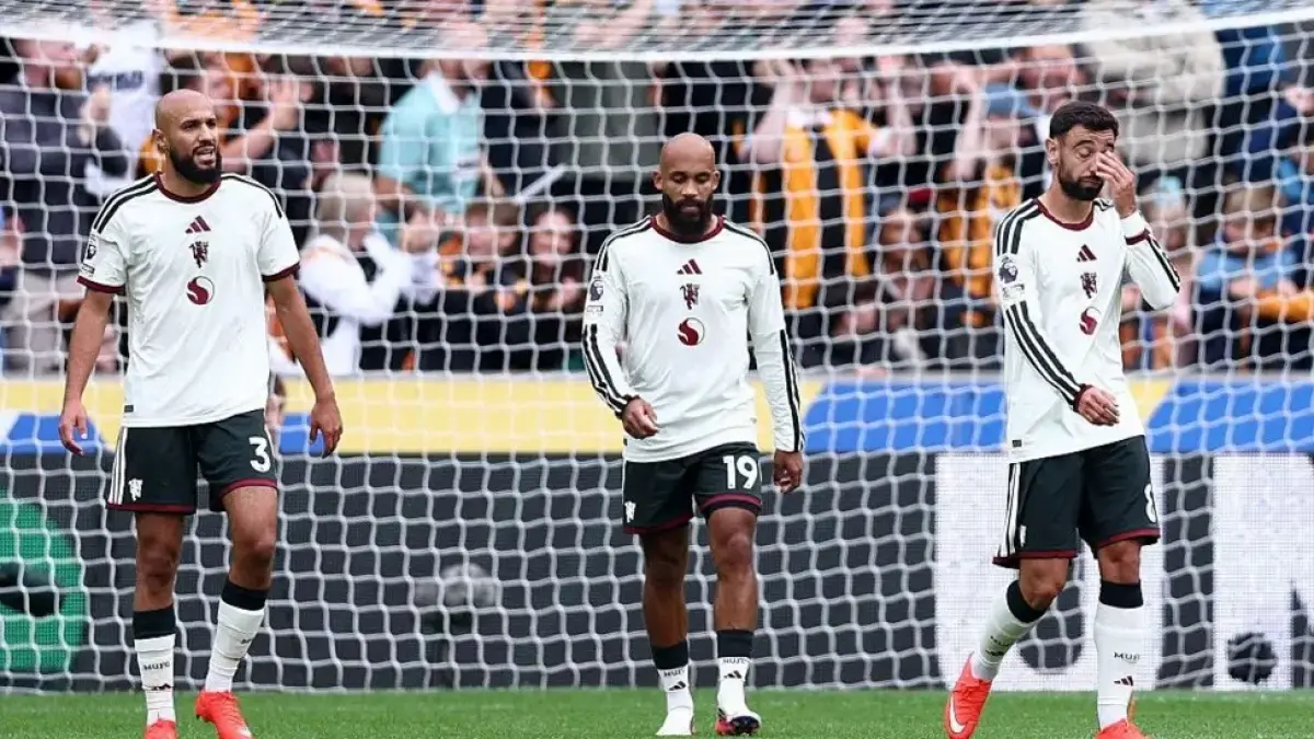 Manchester United untuk pertama kalinya kalah dari Hull City di laga pembuka kompetisi. (BBC) 