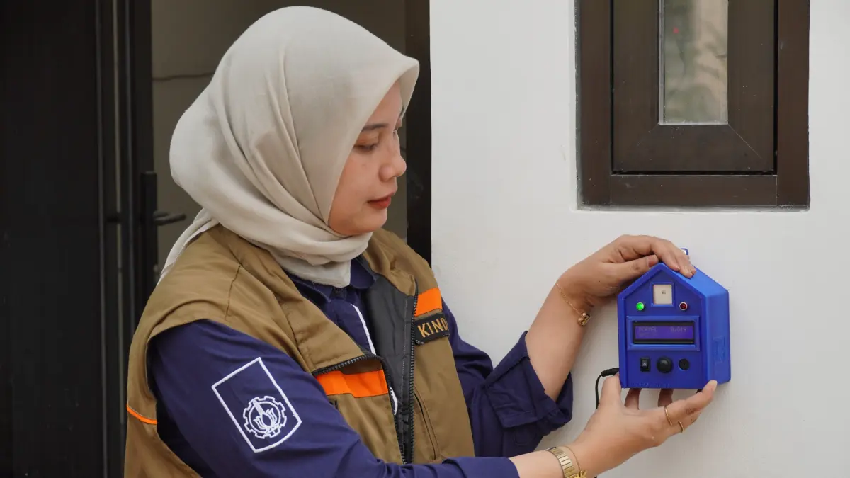 Pemantauan demonstrasi guncangan gempa pada prototipe bangunan tahan gempa melalui situs insamo.id.