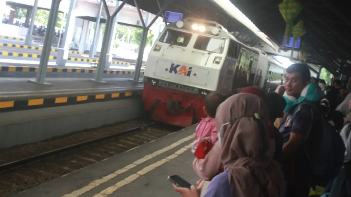 Penumpang berada di Stasiun Surabaya Gubeng. Jumlah pengguna kereta api diprediksi meningkat selama libur Maulid Nabi Muhammad SAW. (Rahmat Sudrajat/Radar Surabaya) 