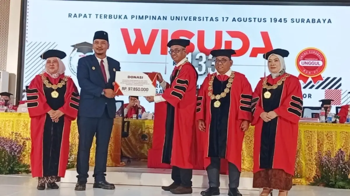 Penyerahan donasi kemanusiaan untuk korban gempa NTT oleh Rektor Untag Surabaya bersama IKA Untag. (Rahmat Sudrajat/Radar Surabaya) 