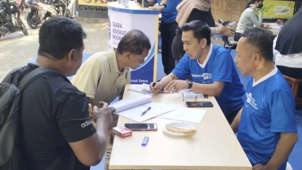 Warga manfaatkan konsultasi hukum gratis di Taman Bungkul. (Humas) 