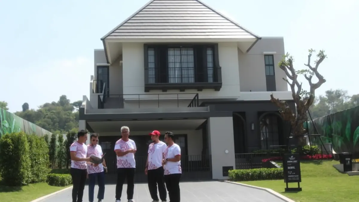 TIPE PREMIUM: Dari kiri: Gideon Carakaardi, Rahmat Bustanie, Agung Krisprimandoyo, Rahmat Ridho dan A. Saiqul Umam saat meninjau rumah contoh tipe Beryl di Citraland Gresik Kota yang membidik segmen premium di Gresik yang terus bertumbuh. (Abdullah Munir/Radar Surabaya) 