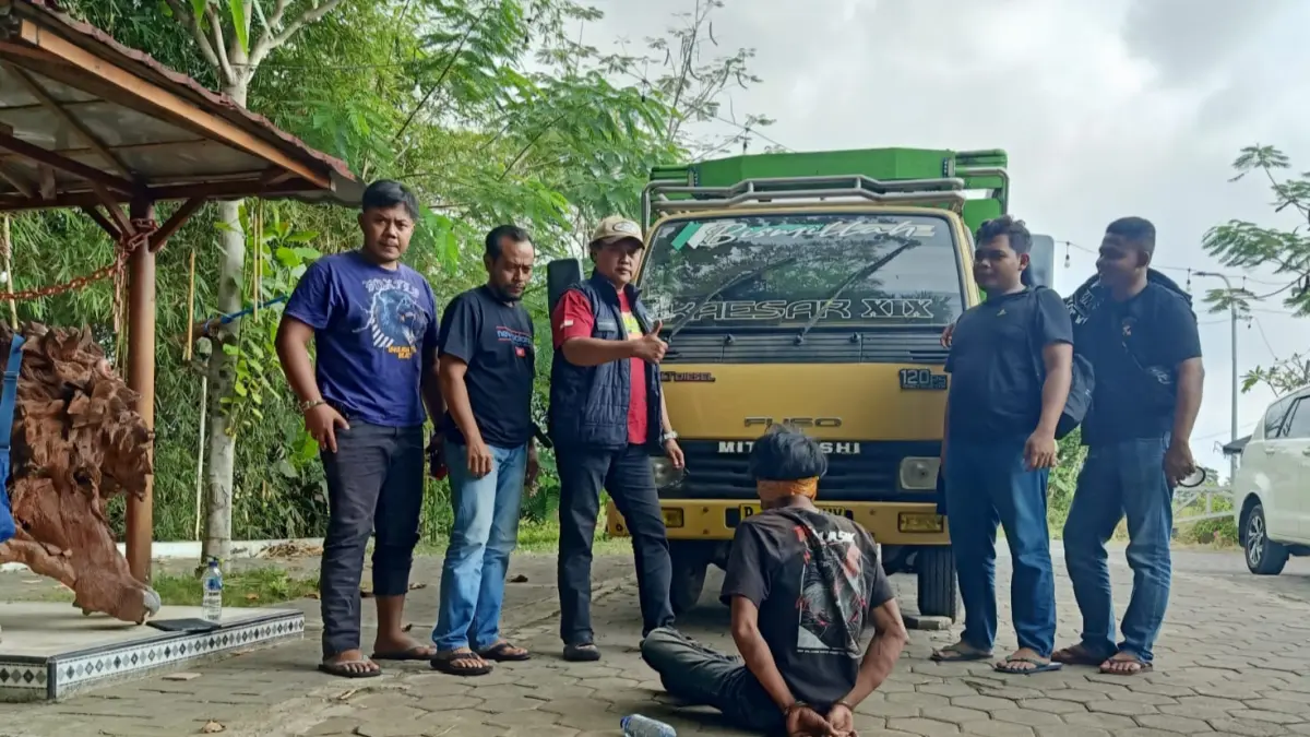 DIRINGKUS: Tersangka SA asal Lumajang saat ditangkap Tim URC Polda Jatim beserta truk tebu yang dicurinya dari area parkir pabrik gula Jatiroto, Pasuruan.(IST/RADAR SURABAYA)