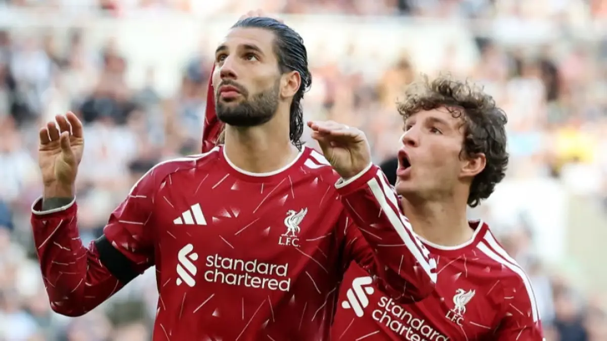 Dominik Szoboszlai melakukan selebrasinya setelah sukses mengeksekusi penalti pada masa injury time dengan tendangan yang luar biasa.(The Guardian/Scott Heppell/Reuters) 