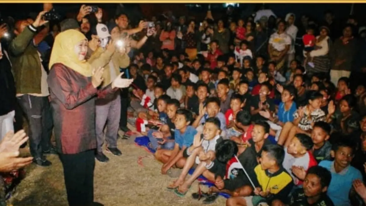 Gubernur Khofifah berusaha membangkitkan kembali semangat dan keceriaan anak-anak yang terdampak bencana. Ia mengajak mereka berbincang mengenai cita-cita dan masa depan.(Biro Admin) 
