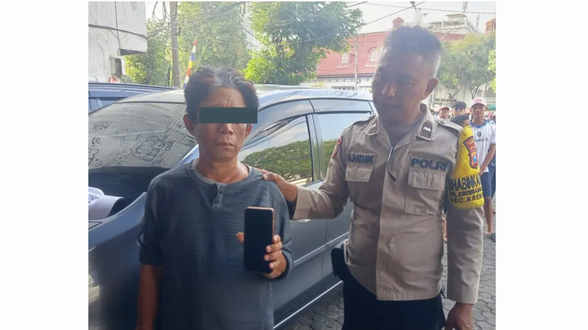 LEMAS : Tersangka pencopet JF diamankan anggota Polsek Bubutan di pasar tumpah Jalan Pahlawan, Surabaya, Minggu (23/8).(IST/RADAR SURABAYA)