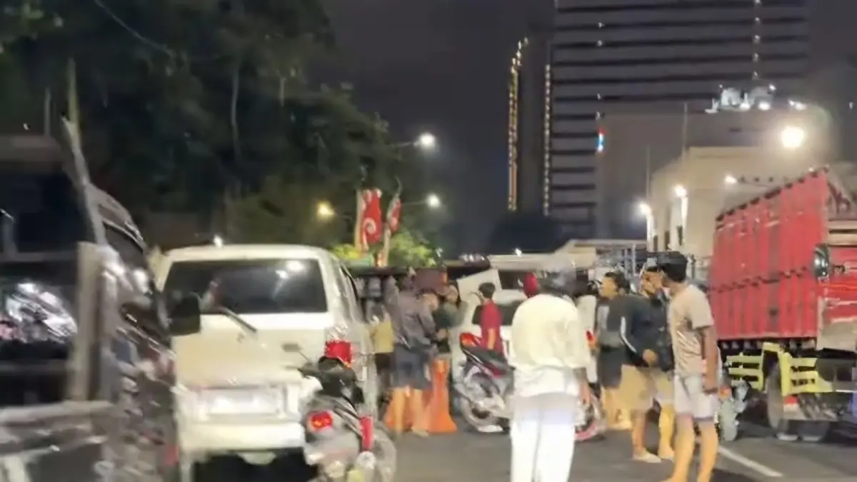 NAHAS: Massa berkumpul di lokasi mobil saat menabrak pikap boks di Jalan Gubernur Suryo, Surabaya, yang menyebabkan korban RPK meninggal dunia.(IST/RADAR SURABAYA)