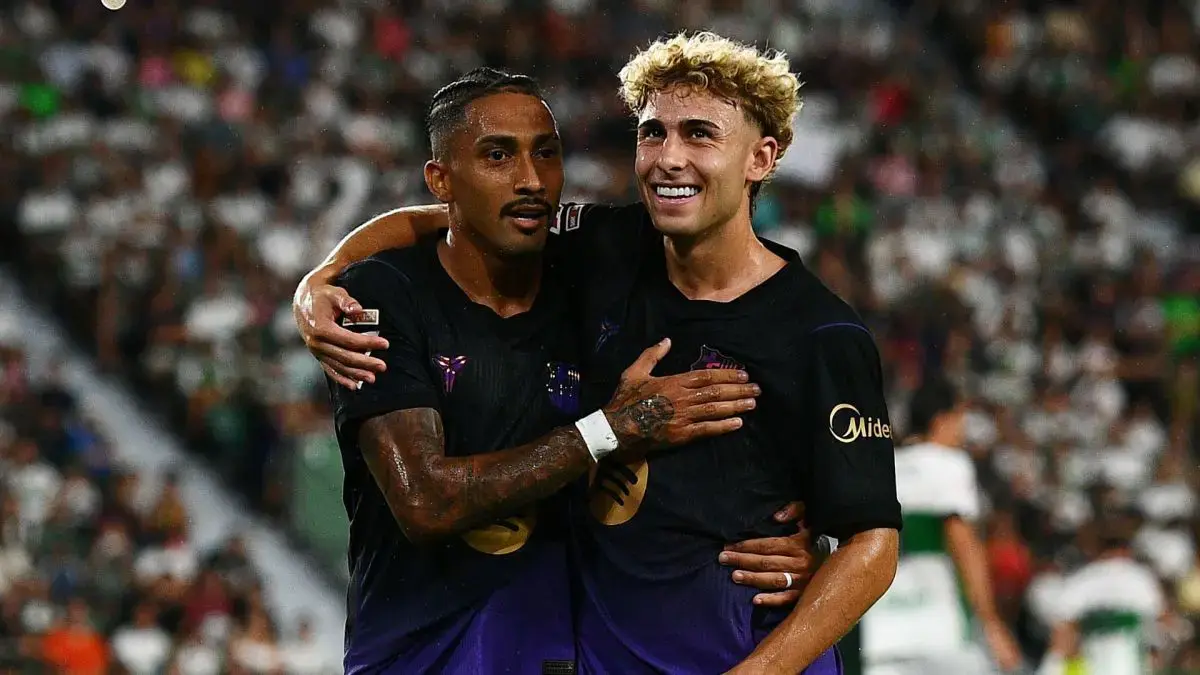 Raphinha (kiri) dan Fermin Lopez jadi bintang kemenangan Barcelona. (Football Italia) 