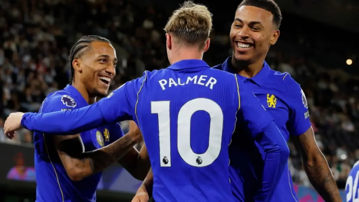 Cole Palmer dari Chelsea merayakan gol ketiga timnya bersama João Pedro (kiri) dan Morgan Rogers.(Tom Jenkins/The Guardian) 
