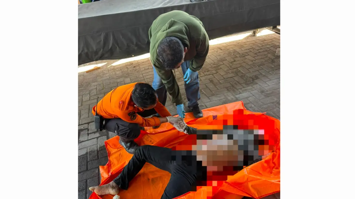 DIEVAKUASI: Jasad korban saat dievakuasi petugas BPBD Surabaya usai ditemukan mengambang di Perairan Teluk Lamong. (IST/RADAR SURABAYA)