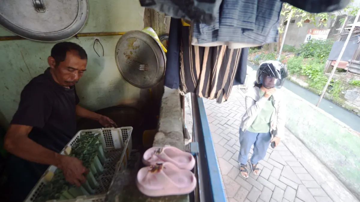 KAMPUNG LONTONG: Suasana proses produksi lontong di salah satu rumah produksi pembuatan lontong, di Kampung Lontong kawasan Jalan Banyu Urip Lor, Sawahan, Kamis (13/8).(ANDY SATRIA/RADAR SURABAYA)