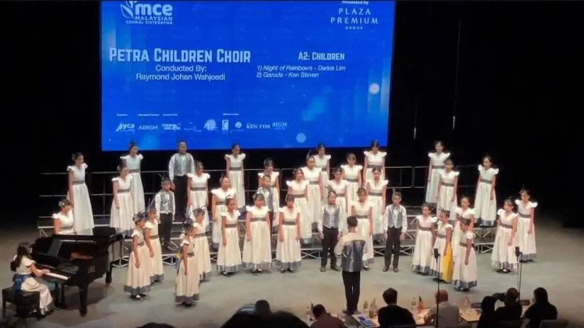 MEMUKAU: Petra Children Choir (PCC) tampil penuh percaya diri dalam ajang Malaysian Choral Eisteddfod (MCE) kategori A2 Children Choir.(IST/RADAR SURABAYA)