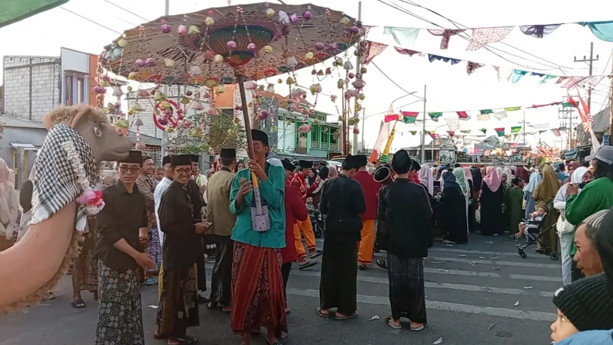 Para peserta mengenakan busana bernuansa Timur Tengah. Kehadiran mereka menjadi pemandangan menarik bagi warga yang berdiri di sepanjang rute kirab.
