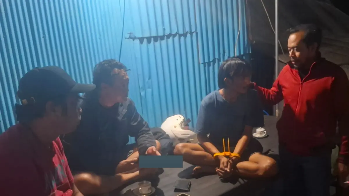 PENYERGAPAN: Tersangka AJ saat ditangkap Unit Reaksi Cepat Subdit III Jatanras Ditreskrimum Polda Jatim di Bangkalan, Madura. Ia ditangkap setelah mencuri motor di Balongbendo, Sidoarjo. (IST/RADAR SURABAYA)
