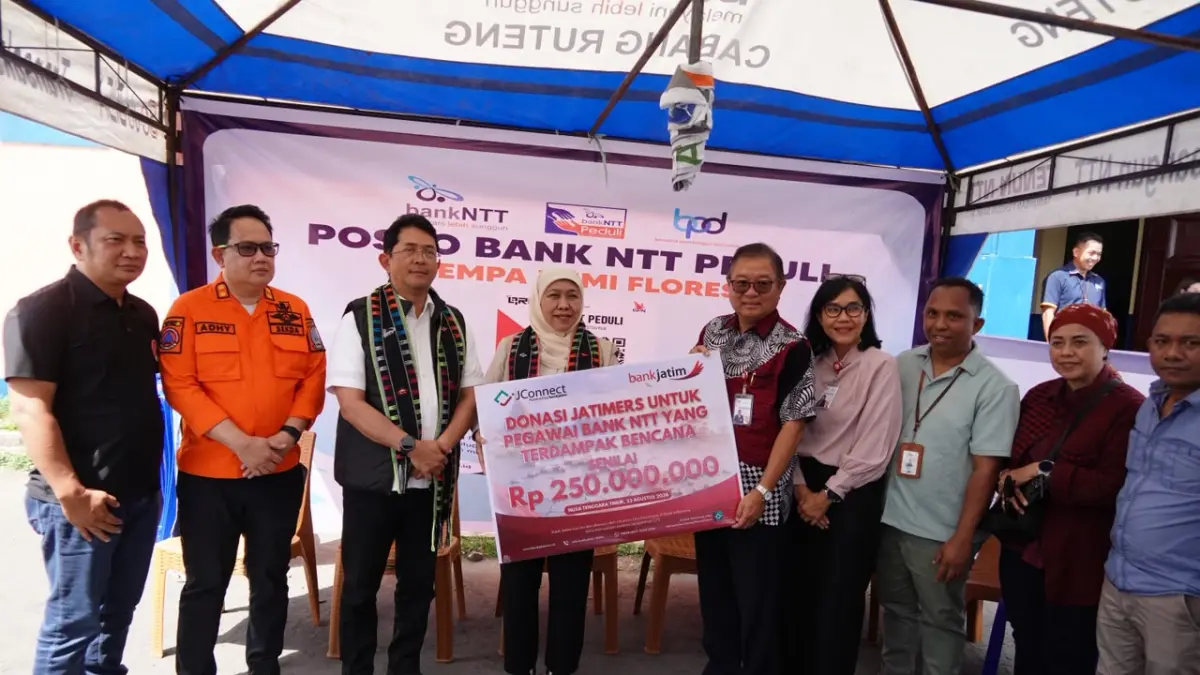 SIMBOLIS: Gubernur Jatim Khofifah Indar Parawansa menyerahkan bantuan untuk korban bencana dari Pemprov dan Bank Jatim pada Bank NTT.(IST/RADAR SURABAYA)