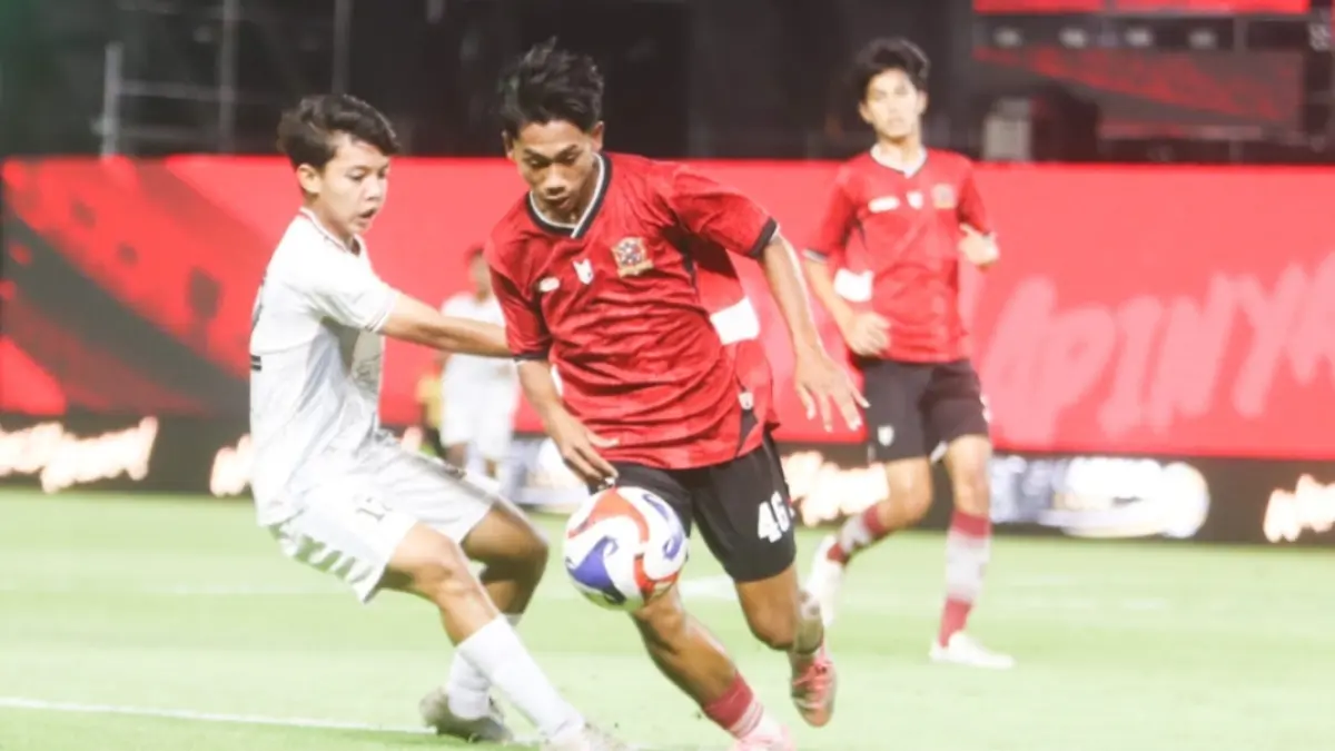 TALENTA MUDA: Pemain Banteng Jabar (merah) berusaha melewati hadangan pemain Banteng Bali dalam laga final Soekarno Cup 2026 di Stadion GBT Surabaya. (Andy Satria) 