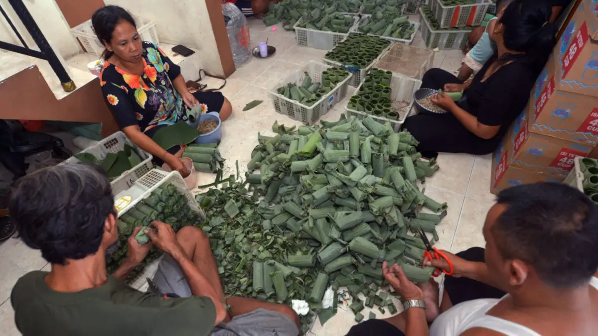 USAHA KELUARGA: Salah satu rumah produksi lontong di kampung lontong Surabaya, semua karyawan melibatkan anggota keluarga dan kerabat dekat. (ANDY SATRIA/RADAR SURABAYA)