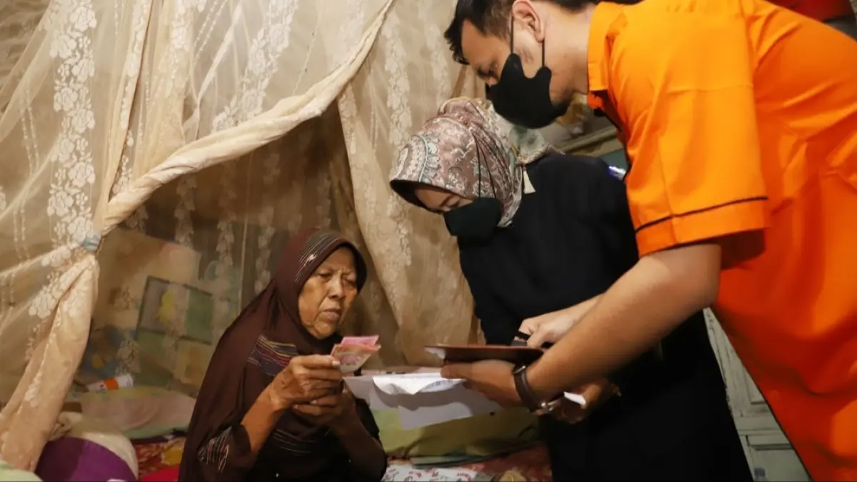 Warga menerima bantuan sosial. Di tengah penurunan angka kemiskinan formal, persoalan ketimpangan ekonomi dan sosial masih menjadi tantangan besar di Indonesia.(istimewa) 