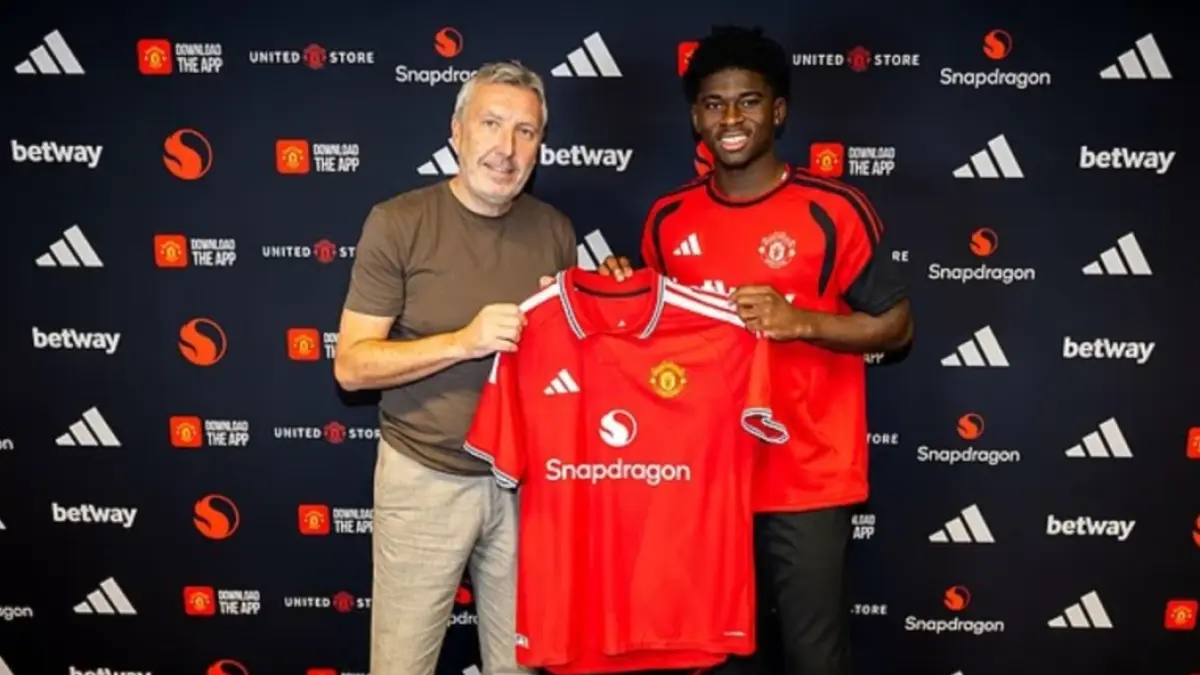 Carlos Baleba telah menandatangani kontrak berdurasi lima tahun di Old Trafford, dengan opsi perpanjangan selama satu tahun.(dailymail) 