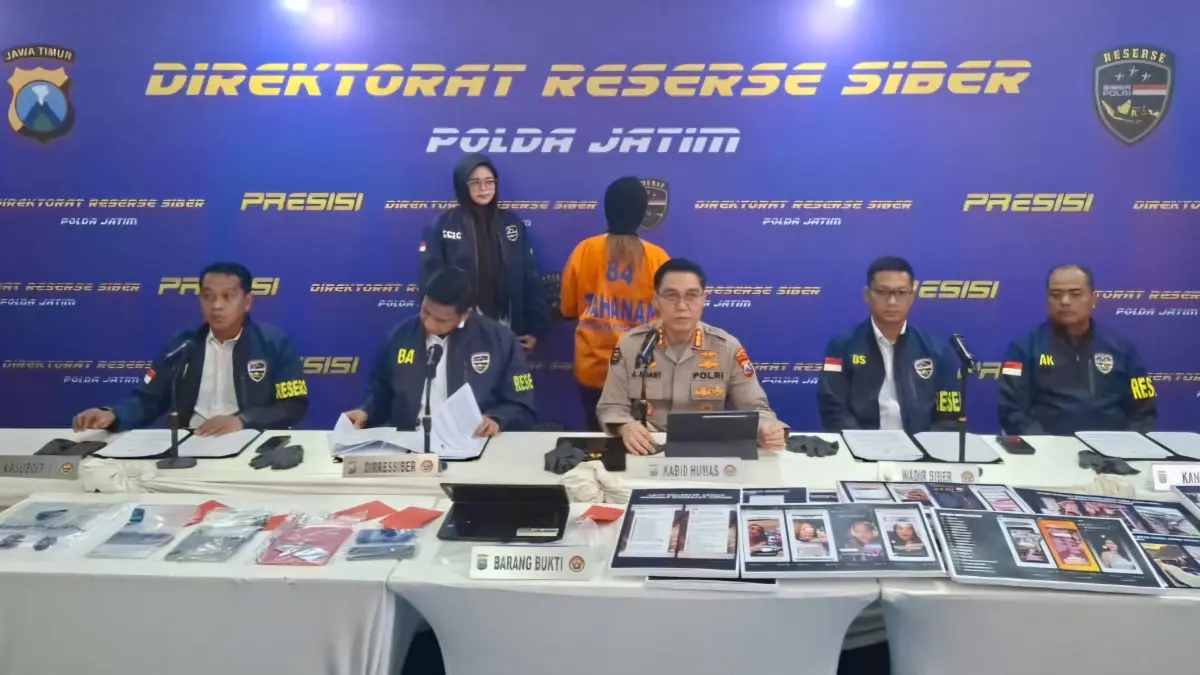 DIKEMBANGKAN: Ditressiber Polda Jatim&nbsp; menetapkan tiga tersangka baru kasus arisan online fiktif. (MAHRUS/RADAR SURABAYA)