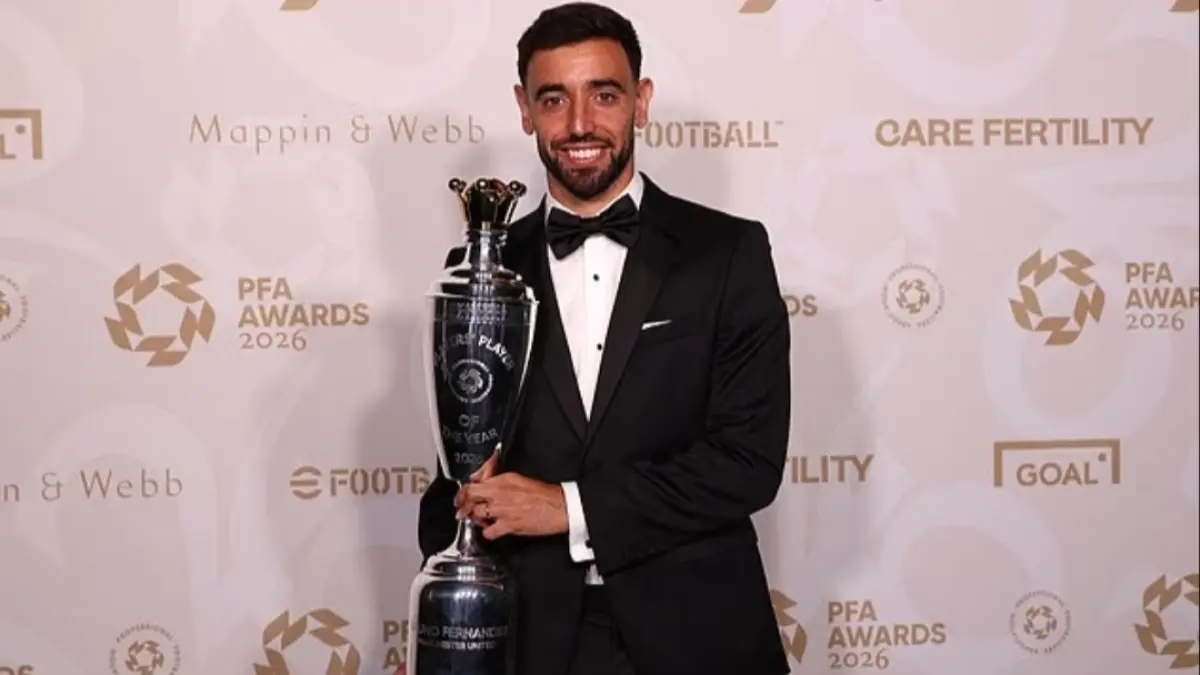 Kapten Manchester United, Bruno Fernandes, dinobatkan sebagai Pemain Terbaik PFA. (Dailymail) 