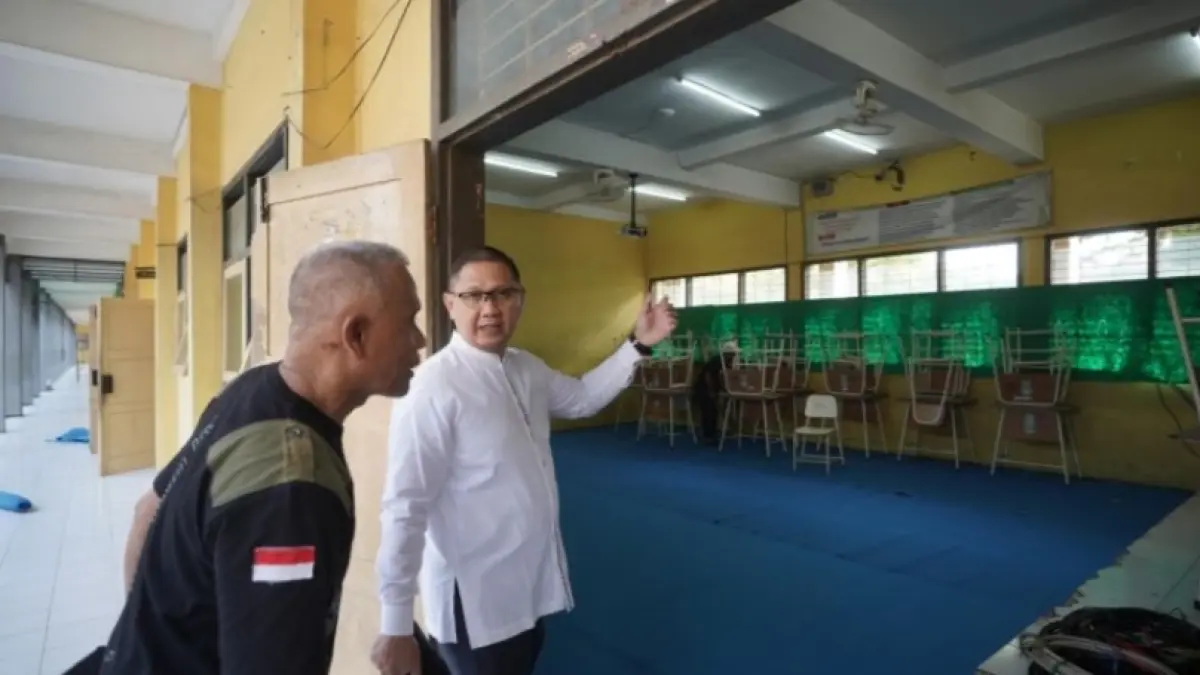 Kepala Dinas Pendidikan Jatim Aries Agung Paewai meninjau SMA dan SMK negeri yang dijadikan tempat transit peserta Muktamar Ke-35 Nahdlatul Ulama di Jombang.(Dinas Pendidikan Jatim) 