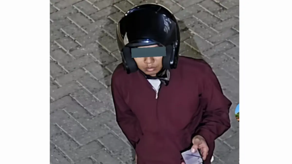 MERESAHKAN : Salah satu dari dua pria terekam CCTV membobol rumah kos di Jalan Jelidro, Sambikerep, Surabaya.(IST/RADAR SURABAYA)