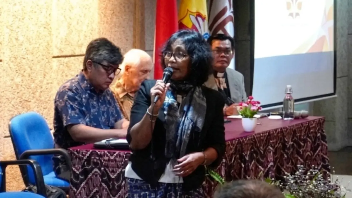 Prof. Damayanti Buchori membawakan materi bertajuk Keadilan Ekologis: Transdisiplinaritas untuk Membangun Kepekaan Interspecies.(nurul afiah) 