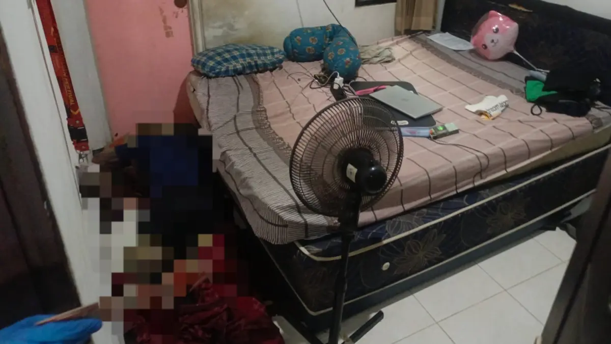TELUNGKUP: Kondisi korban saat ditemukan meninggal dunia di dalam kamar kos Jalan Karangrejo, Surabaya. (IST/RADAR SURABAYA)