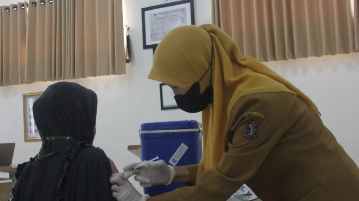 Vaksin hepatitis menjadi salah satu bentuk perlindungan untuk mencegah penularan virus hepatitis, termasuk penularan dari ibu kepada bayi. (Rahmat Sudrajat/Radar Surabaya) 