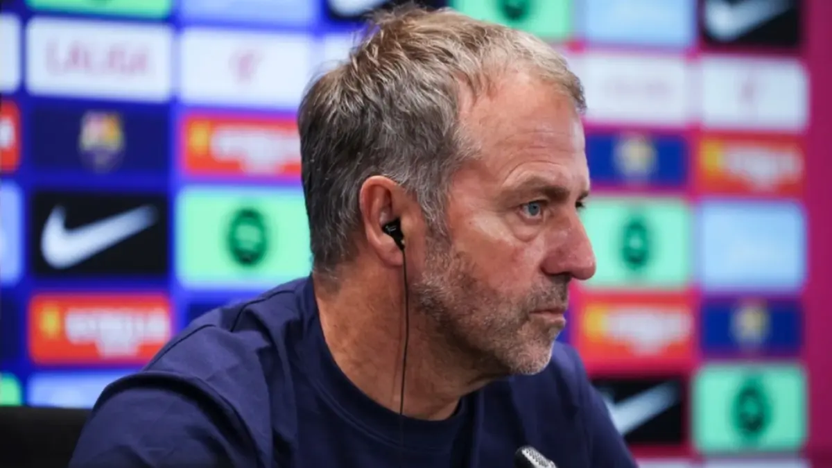 Hansi Flick butuh bek tengah untuk menambah kekuatan kini belakang. (Football Espana) 