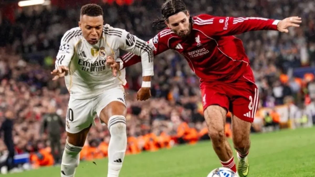 Kylian Mbappe dan Dominik Szoboszlai berebut bola saat Liverpool menjamu Real Madrid di Liga Champion musim lalu. (Liverpoolfc) 