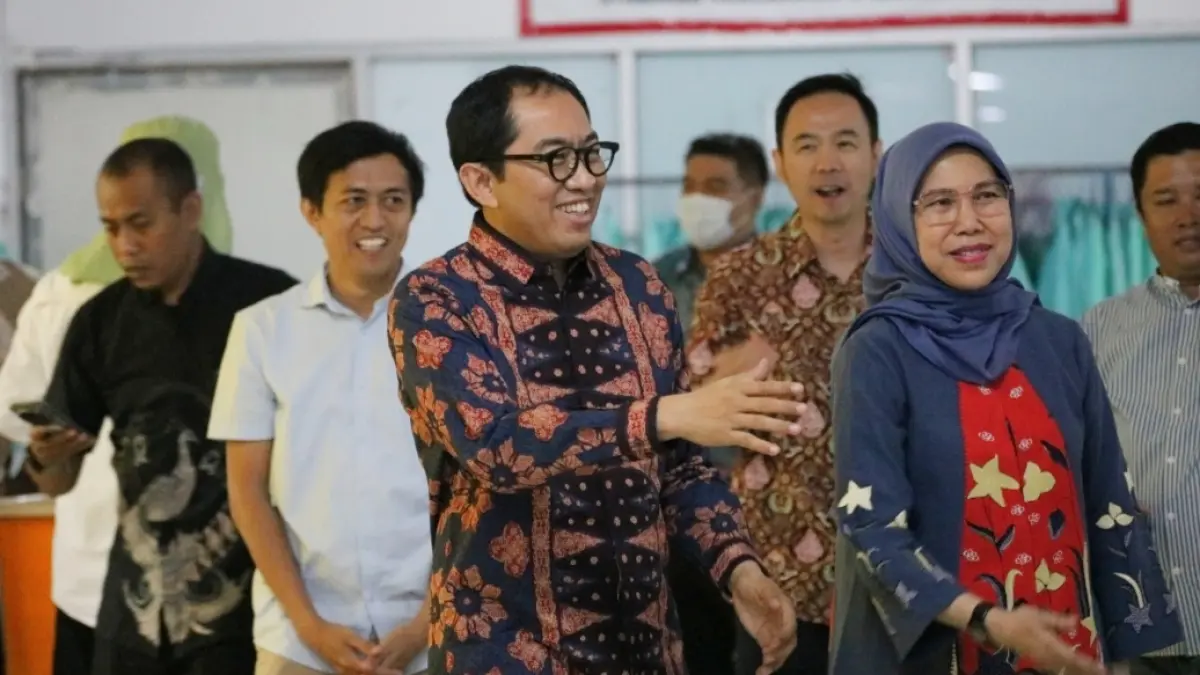 Genjot Ekspor: Wamen Perindustrian, Faisol Reza saat meninjau proses produksi PT BMI di Surabaya. Industri pengolahan hasil ikan didorong meningkatkan pasar ekspor karena peluangnya masih cukup besar terutama di Amerika. (M. Afiq Firdaus/Radar Surabaya) 