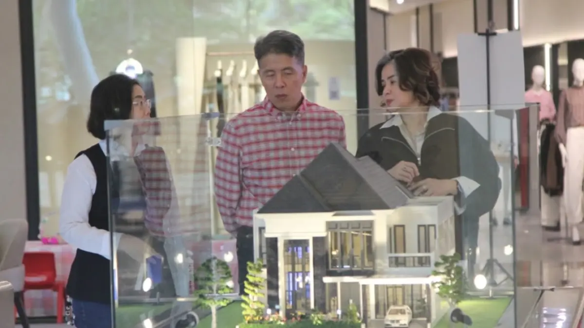 Segmen Premium: Minarto Basuki bersama Liliani Harsono menunjukan beberapa produk Pakuwon Group yang menyasar segmen premium yang masih menunjukan trend membaik ditengah tekanan pasar properti yang masih melambat. (Abdullah Munir/Radar Surabaya) 