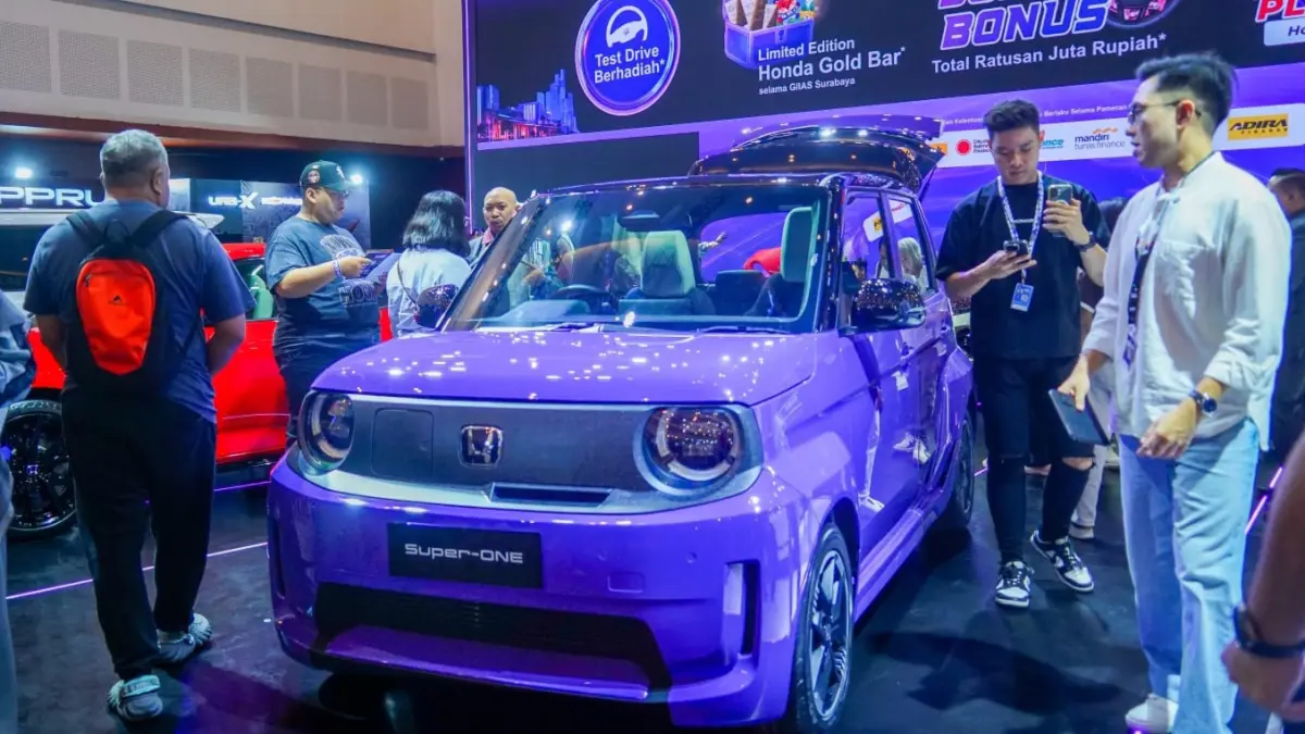 SUPER: Pengunjung sedang menyaksikan Honda Super-ONE dalam pameran GIIAS di Surabaya.(IST/RADAR SURABAYA)