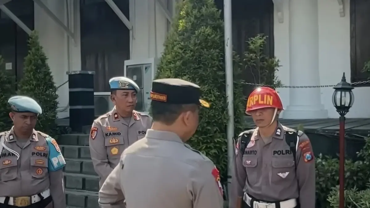 DIHUKUM: Kapolrestabes Surabaya Kombes Pol Lutfhie Sulistiawan menindak tegas anggota Unit Gakkum Satlantas usai meminta uang saat pengembalian BB kecelakaan. (IST/RADAR SURABAYA)