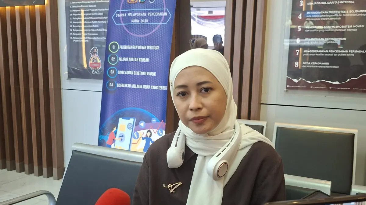 DIPERIKSA: Selebgram Ratu Felisha saat berada di Polda Jatim. Ia diperiksa terkait promosi arisan online fiktif. (MAHRUS/RADAR SURABAYA)
