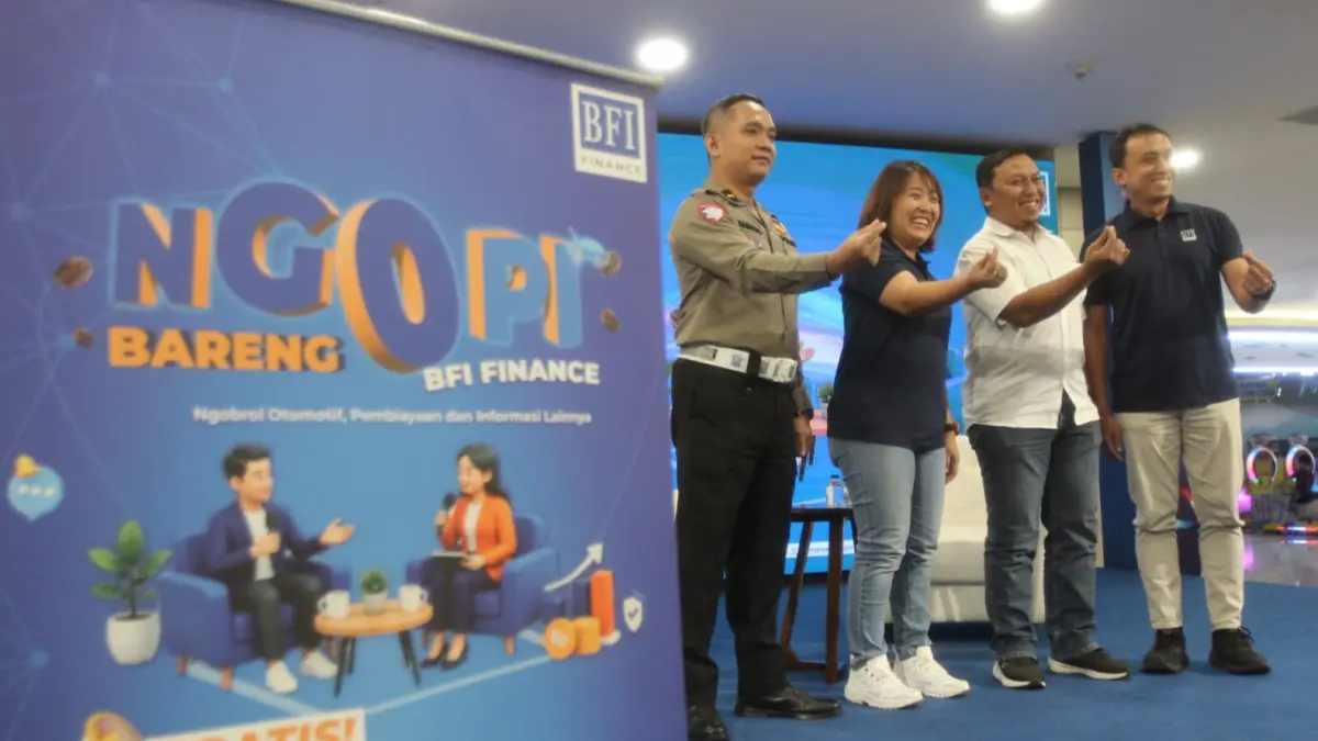 DARI KIRI: Ipda Nanang Saiful H, S.H. (Pamin STNK Ditlantas Polda Jatim), Fransisca Kusuma Dewi (Area Manager Business BFI Finance Surabaya 1, Donny Eko Arifianto (Deputi Direktur Pengawasan LJK 5 OJK Provinsi Jatim), Dimas Bagus Satrio Aji (Area Manager Business BFI Finance Surabaya 1). (ABDULLAH MUNIR/RADAR SURABAYA)