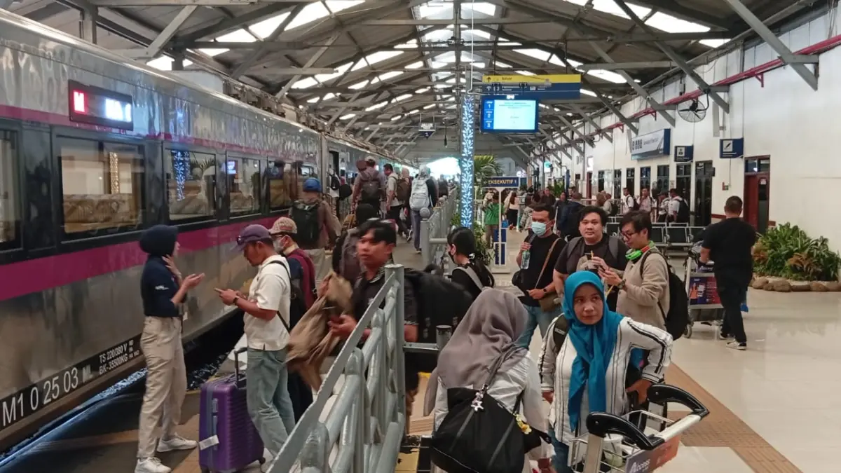 Perjalanan sejumlah KA sempat terdampak gangguan operasional di petak jalan Srowot-Klaten, wilayah Daop 6 Yogyakarta, sebelum akhirnya kembali normal.(Rahmat Sudrajat/Radar Surabaya) 