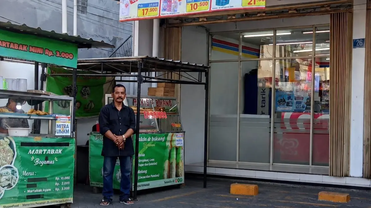 Usaha kuliner pukis dan bikang Kuswinarno makin sukses setelah bergabung dengan Gerai Indomaret. (IST) 