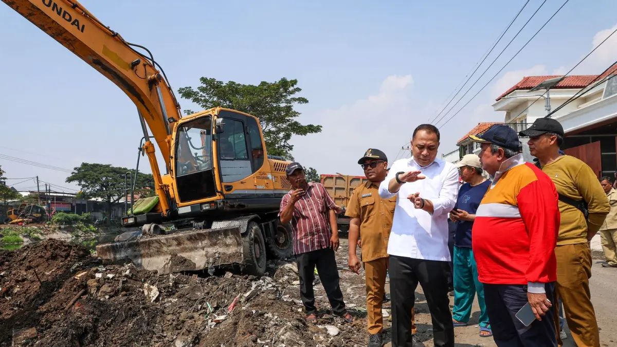 Wali Kota Surabaya Eri Cahyadi meninjau salah satu proyek drainase. (IST) 