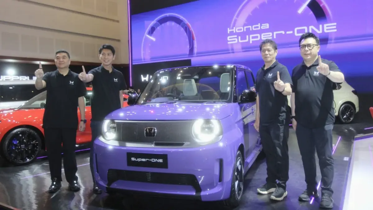 UNGGULAN: Presdir Honda Prospek motor Masanao Katanya (dua dari kiri) bersama presdir Hinda Surabaya center Ang Hoey Tiong ( kiri), direktur Sales & marketing and after sales HPM Yusak Billy (dua dari kanan) dan direktur HSC Wendy Mihardja saat mengunjungi both Honda di GIIAS surabaya.(ABDULLAH MUNIR/RADAR SURABAYA)