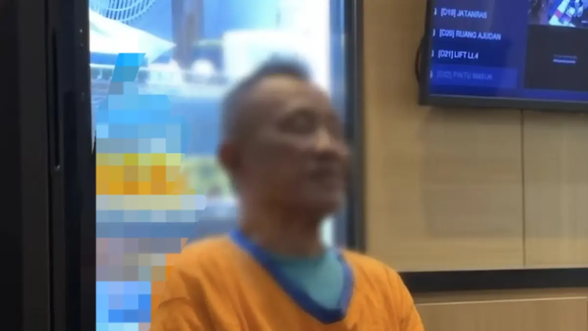 DITANGKAP: Kakek berinisial M saat diamankan Satres PPA dan PPO Polrestabes Surabaya. Ia menyetubuhi anak di bawah umur yang masih kerabatnya di Sawahan, Surabaya. (IST/RADAR SURABAYA