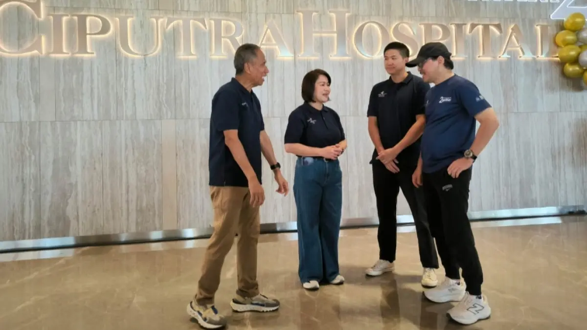 Tingkatkan Fasilitas dan Layanan: Dari kiri: Sutoto Yakobus, Senior Direktur Ciputra Group, dr. Siska Sindhuatmadja, Direktur Ciputra Hospital Surabaya, Tri Ciputra Harun, Direktur Ciputra Group bersama Prof. Dr. dr. Hendy Hendarto berbincang santai disela HUT ke-2 Ciputra Hospital Surabaya. Manajemen CiHos berkomitmen untuk terus meningkatkan fasilitas dan layanan kesehatan. (M. Afiq Firdaus/Radar Surabaya) 