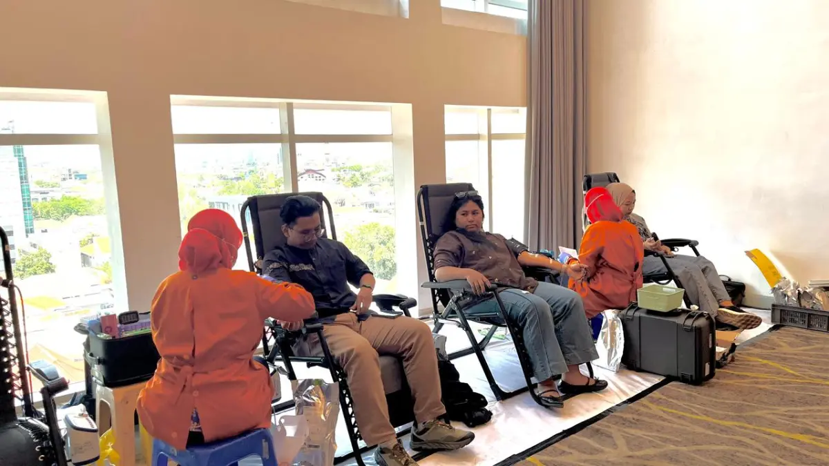 UNTUK KEMANUSIAAN: Para pendonor saat mengikuti event donor darah yang diadakan Ibis Budget Surabaya Diponegoro, Jumat (28/8). (Nurul Afiah/Radar Surabaya) 