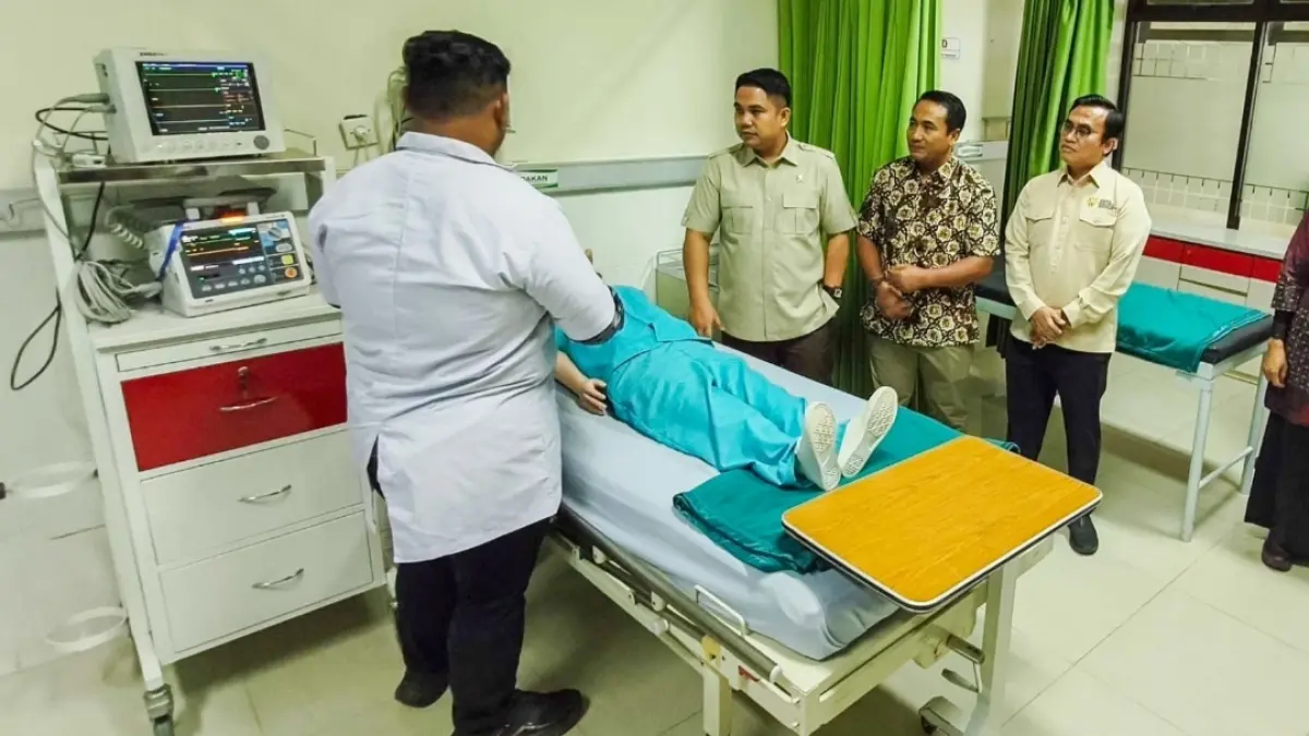 TINJAU KESIAPAN: Wamen Perlindungan Pekerja Migran Indonesia (Wamen P2MI) Dzulfikar Ahmad Tawalla (tiga dari kanan) saat meninjau salah satu ruangan di Migrant Center Umsura, Sabtu (29/8). (Andy Satria/Radar Surabaya) 