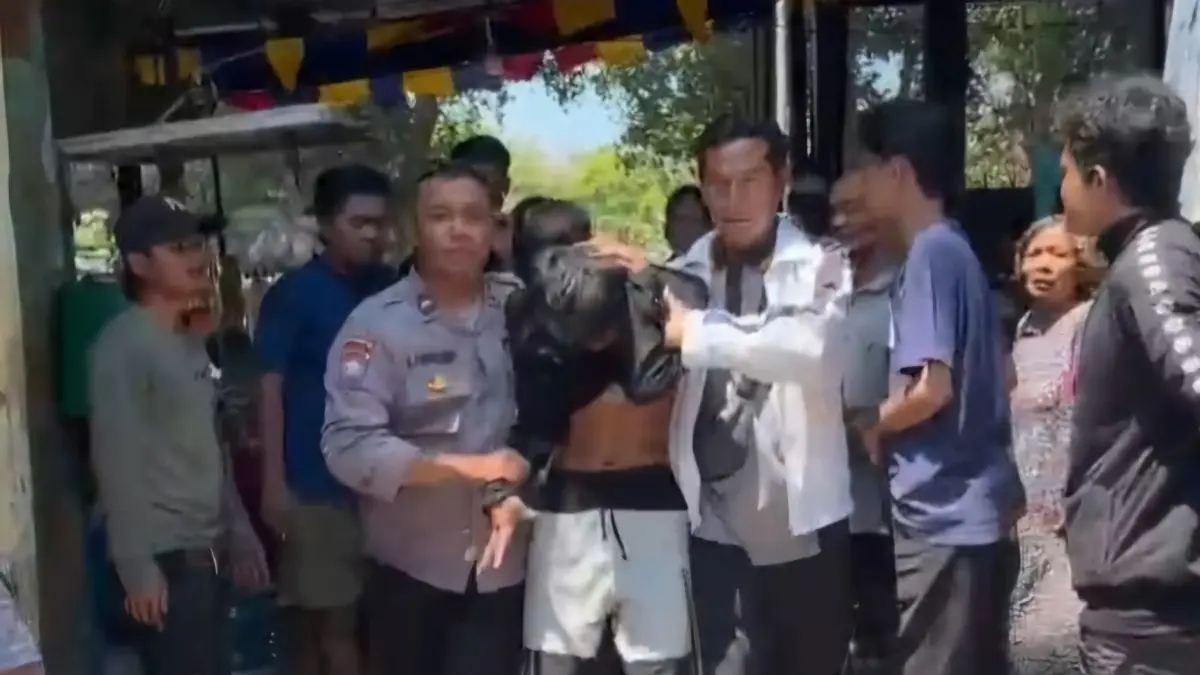 DIAMANKAN: Pelaku curanmor AR saat dibawa Polsek Simokerto usai dihajar massa di Jalan Sidotopo Wetan, Surabaya. (IST/RADAR SURABAYA)